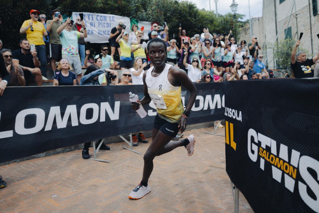 Philaries Kisang chasing Madalina Florea on the Il Golfo Dell Isola Trail - GTWS - Golden Trail World Series