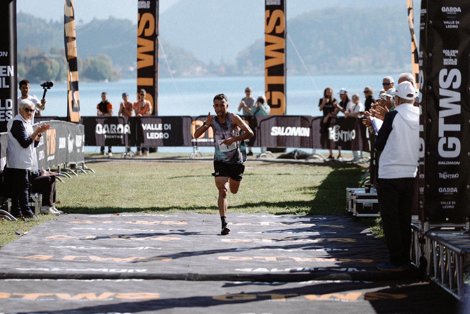 Florea and Elazzaoui fly towards the title in the prologue of the Grand Finale